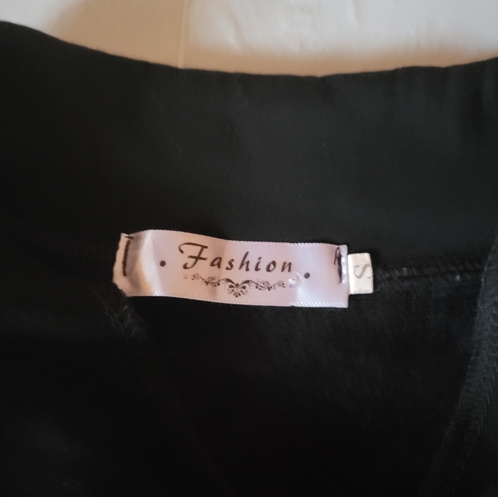 Fashion Crop Top Size Small - Picture 4 of 5
